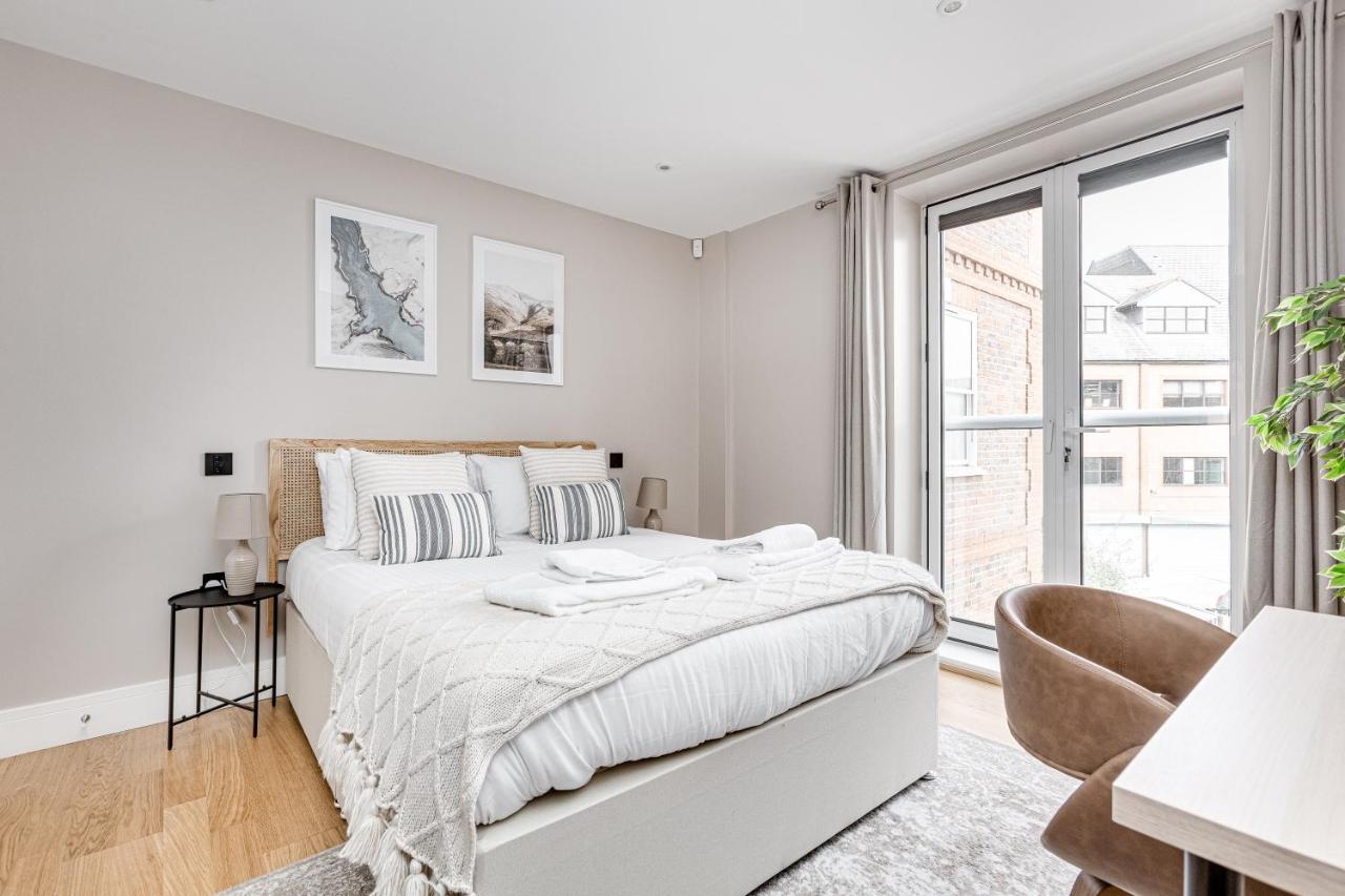 Charming 1 Bedroom Apt , Town Centre, Wifi, Free Parking By Tent Serviced Apartments Staines-upon-Thames Exterior foto